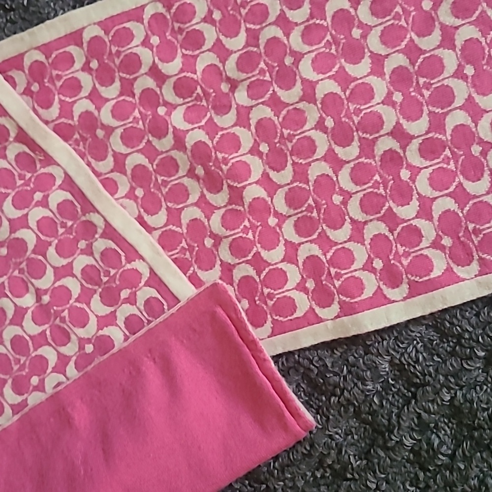 NEW Coach Signature C Berry Pink and Cream Merino Wool Scarf - Picture 2 of 2